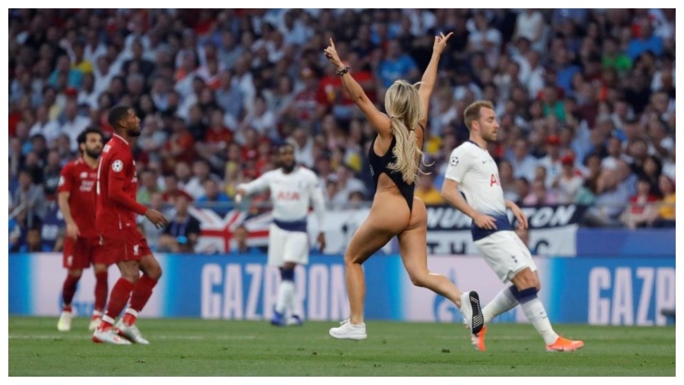 La mujer semidesnuda que saltó a la cancha e interrumpió la final de la Champions League | Curiosidades