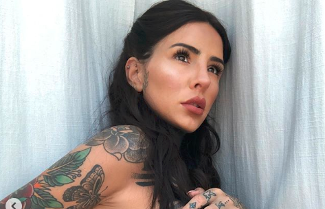 Cande Tinelli lo hizo de nuevo: foto en topless recién salida de la ducha | Espectáculos