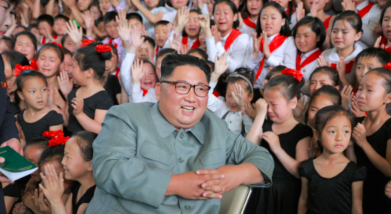 La extraña foto de Kim Jong-un en Corea del Norte: riendo y rodeado de nenas que lloran | Internacionales