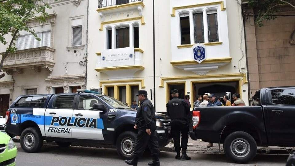 Tenían que investigar a narcos pero se asociaron: prisión preventiva a tres policías federales en Santa Fe | Actualidad