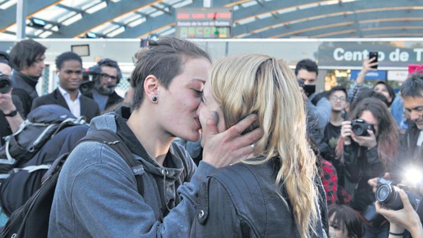 Arranca el juicio a la chica detenida por besar a su esposa en una estación de subte | Actualidad