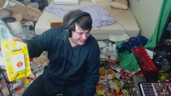 Un joven adicto a los videjuegos mostró su pieza llena de basura: no la limpia desde el 2005 | Curiosidades