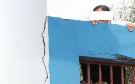 La mamá que se trepa a la medianera de la escuela para poder ver a sus hijos | Actualidad