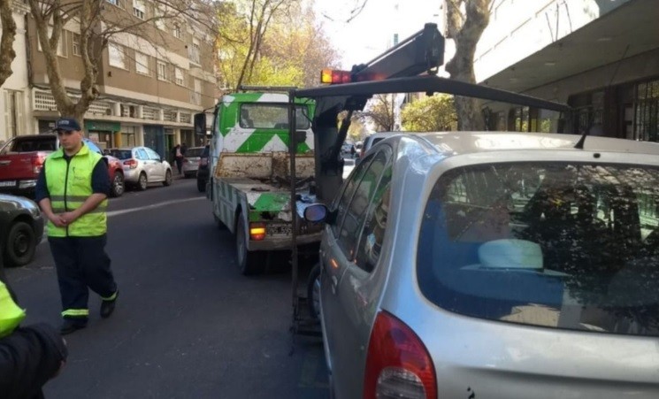 Estacionó en doble fila, quiso atropellar al oficial de tránsito y se atrincheró en el auto | Actualidad