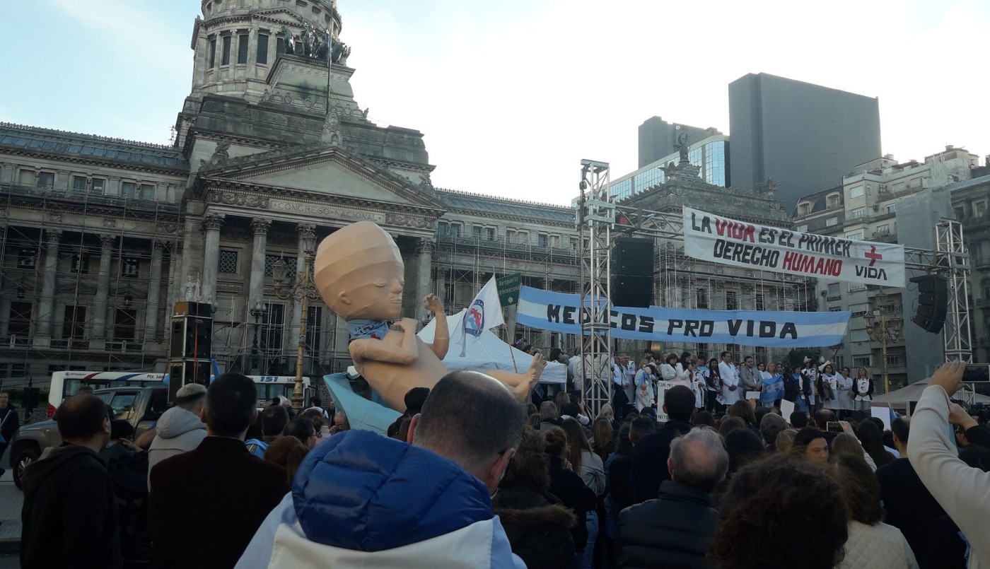 Los pañuelos celestes marcharon en apoyo al ginecólogo que se negó a hacer un aborto | Actualidad