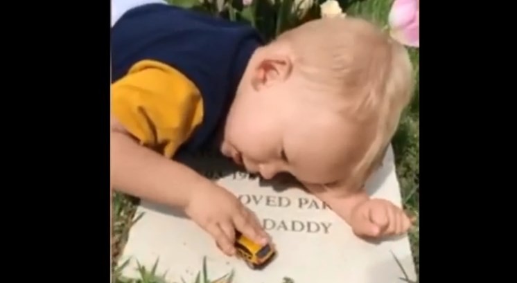 Conmovedor hasta las lágrimas: el bebé que juega sobre la lápida de su padre | Curiosidades