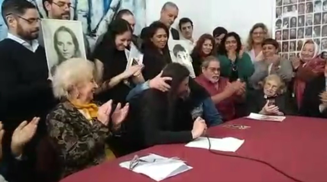 Las Abuelas de Plaza de Mayo presentaron a Javier, el nieto 130 | Política