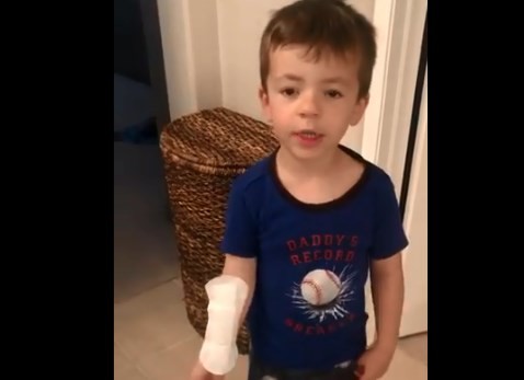 Video viral: el nene que confundió una toallita femenina con una "curita gigante" | Redes