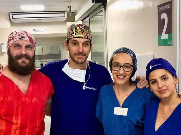 Curar sonrisas: un médico tucumano opera gratis a los niños pobres que sufren de labio leporino | Actualidad