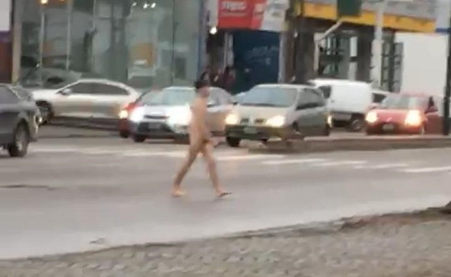 Video: un joven corrió desnudo por la calle y mordió a un vecino | Actualidad