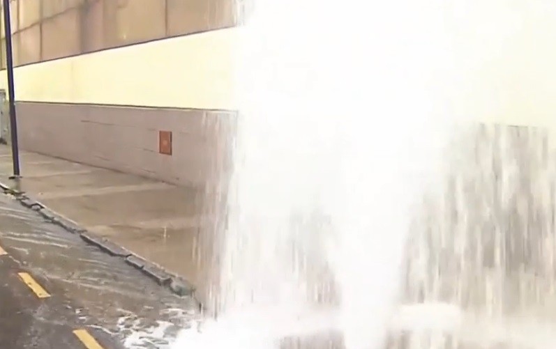 Impresionante escape de agua por un caño roto en Almagro | Actualidad