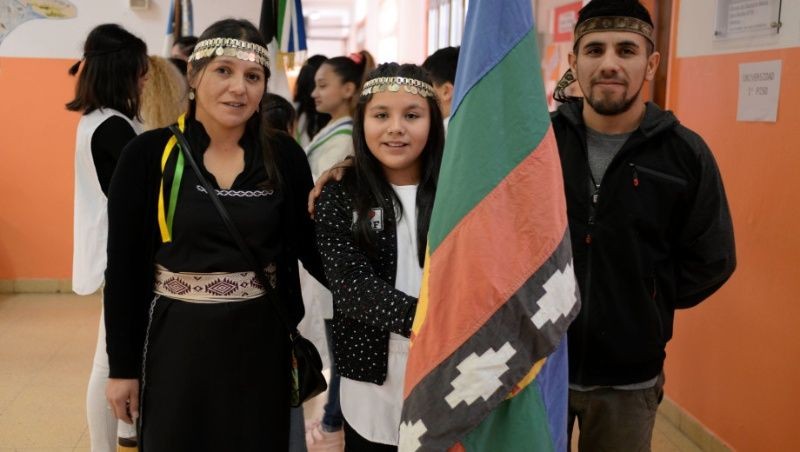 Día de la Bandera: alumnos de Bariloche sumaron la bandera mapuche en el acto | Actualidad