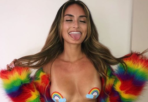 La joven modelo que terminó desnuda en la montaña rusa | Redes