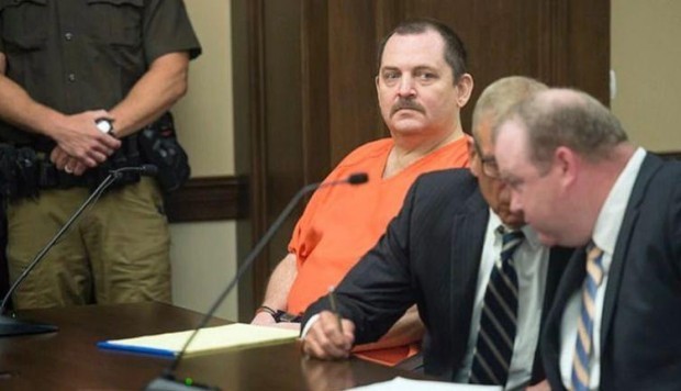 Video: el momento en el que un hombre se corta el cuello en su propio juicio | Internacionales