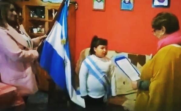 Una pequeña prometió la bandera en su casa porque estaba enferma | Redes