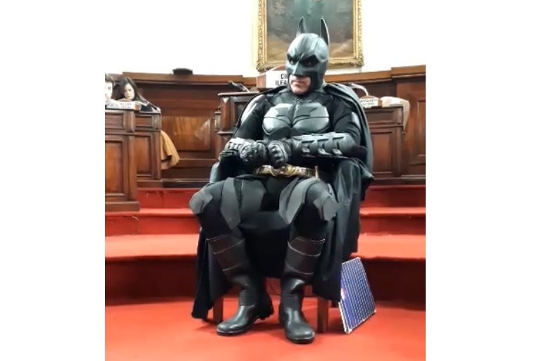 Reconocieron a Batman como "Vecino Destacado" de La Plata | Actualidad