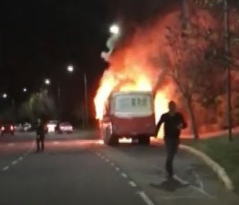 Se incendió un micro que llevaba chicos | Actualidad