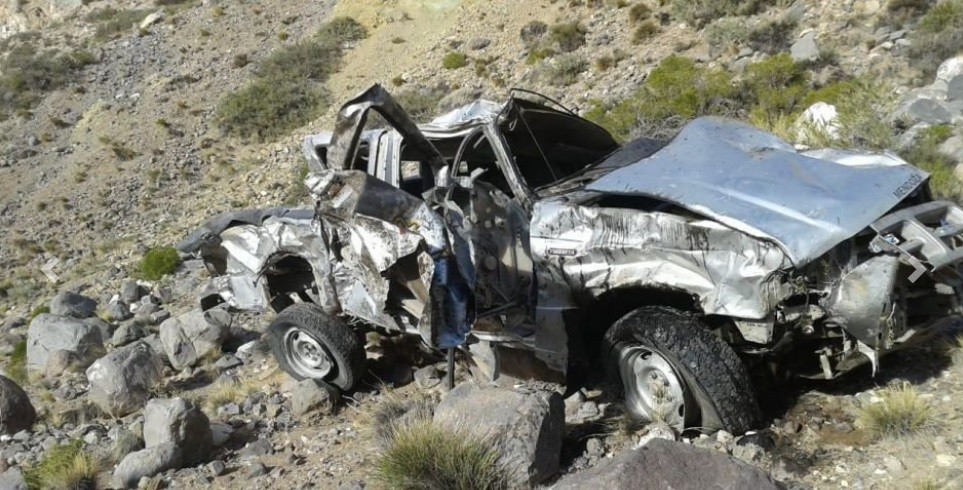 Una ráfaga de viento hizo desbarrancar una camioneta y terminó como una latita abollada | Actualidad