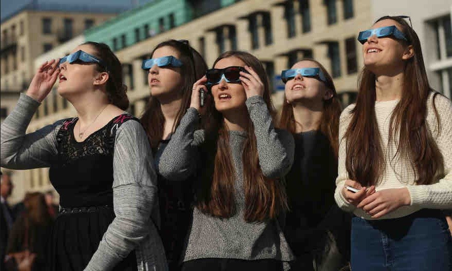 Mirar directamente a un eclipse puede quemar el ojo y provocar ceguera | Actualidad
