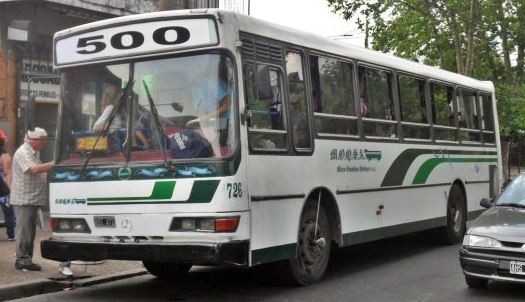 Chocó contra un colectivo, golpeó al chofer y le fracturó el cráneo | Actualidad