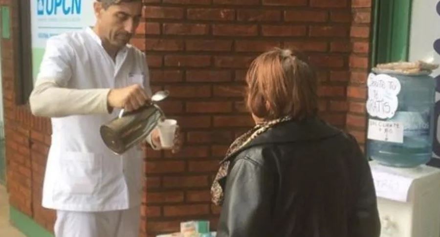 Una farmacia ofrece té y café caliente para personas que lo necesiten | Actualidad
