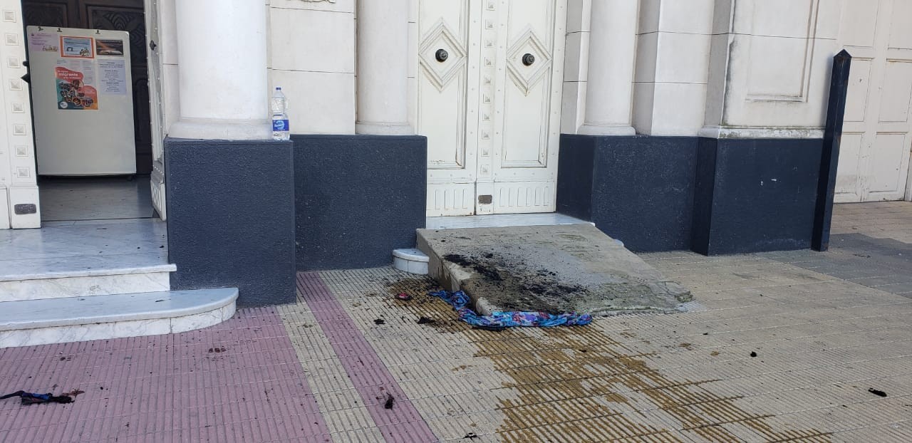 A una mujer le robaron todo, quedó en la calle y se prendió fuego en una iglesia | Actualidad