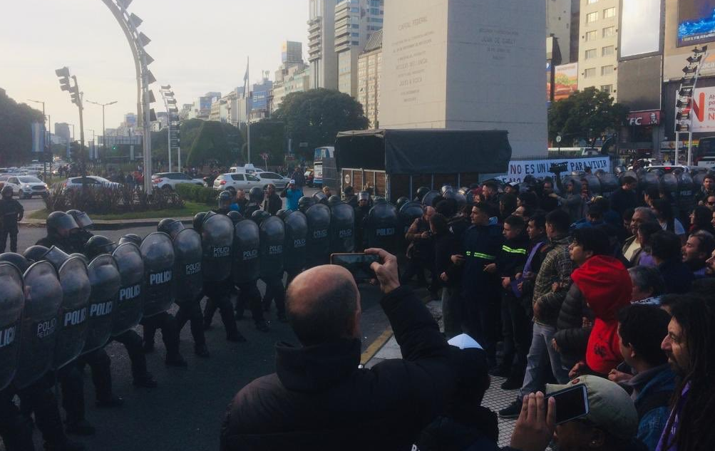 Tensión en el Obelisco: la policía impide la instalación de una carpa | Actualidad