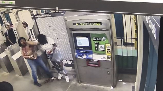 Video: el terrible momento en el que una mujer apuñala a otra en el subte de Nueva York | Internacionales