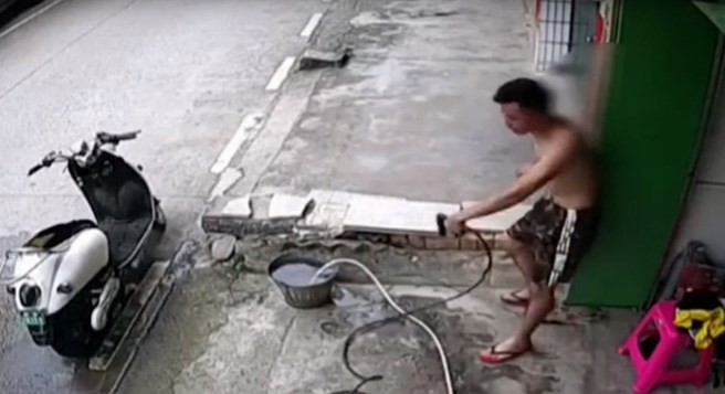 Video: casi muere al recibir una fuerte descarga eléctrica mientras lavaba su moto | Curiosidades