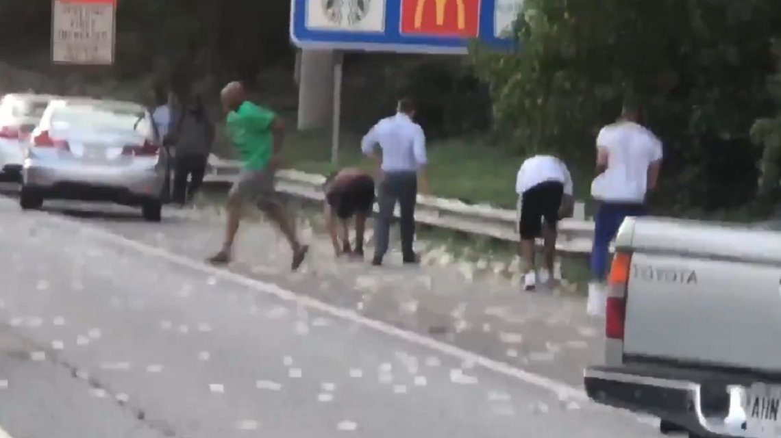 Video: se abrió la puerta de un camión blindado y hubo una lluvia de dólares en Atlanta | Internacionales