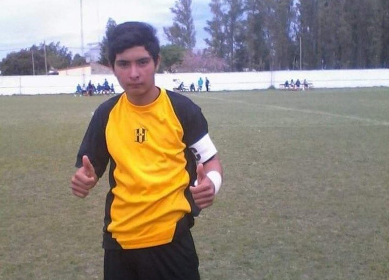 Teníia 17 años, atajó un penal con el pecho, festejó y murió en medio del partido | Actualidad