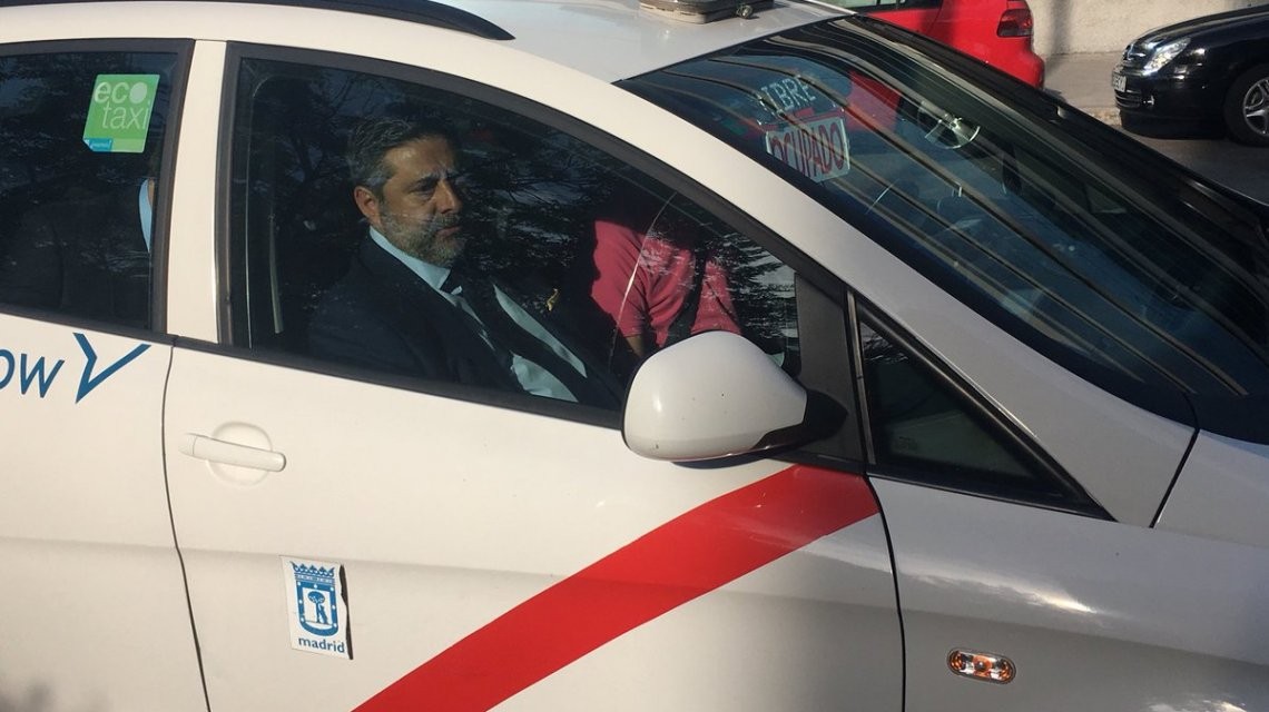 Angelici llegó el Tribunal Arbitral del Deporte en un auto blanco y una banda roja | Deportes