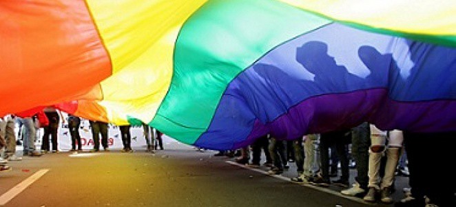 Comunidad gay de San Juan realizó una "besada masiva" frente a la Policía | Actualidad