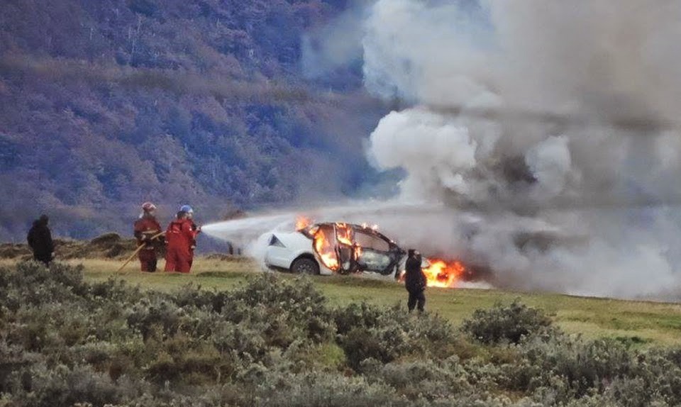 Policía de Ushuaia se quita la vida dentro de su auto y el vehículo se incendia luego por recalentamiento del motor | Actualidad