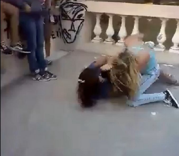 Violenta pelea de dos chicas, mientras sus amigos aplauden | Actualidad