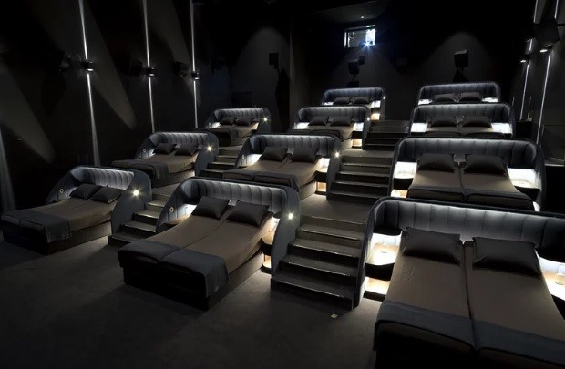 Confort: el cine que puso camas matrimoniales en lugar de butacas | Curiosidades