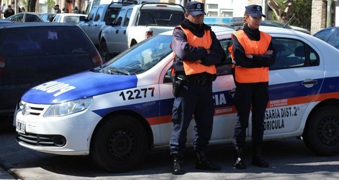 Ladrones rocían con alcohol y prenden fuego al empleado de un comercio | Actualidad