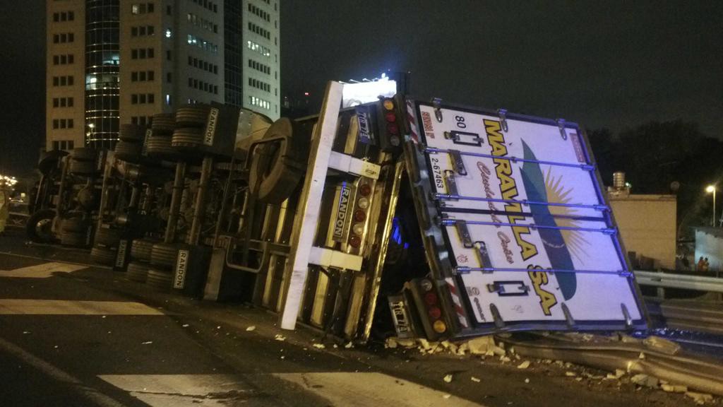 Volcó un camión con pollos en General Paz y Panamericana | Actualidad
