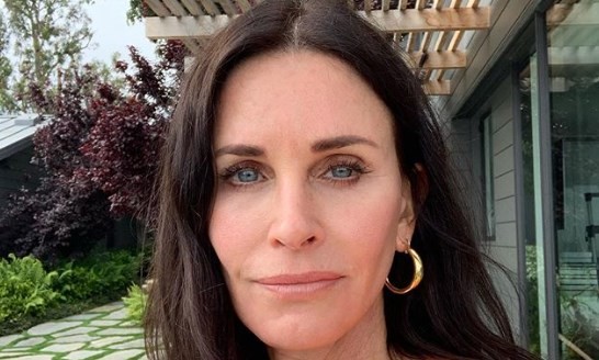 Video: el baile sensual en bikini de Courteney Fox, la estrella de Friends, que arrasa en Instagram | Espectáculos