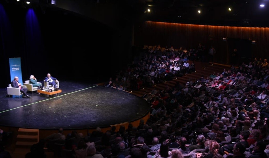 Carrió presentó su libro en el Teatro San Martín: prometió dejar "los cargos" en 2021 | Elecciones 2019