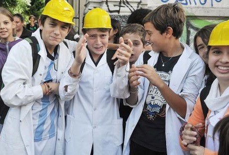 Con cascos en la cabeza, padres y alumnos de una escuela de Caballito reclamaron la poda de los árboles | Actualidad