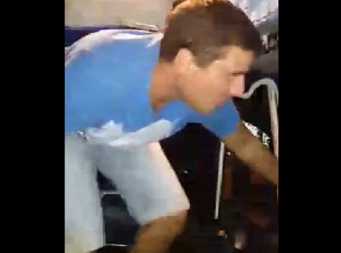 Video: el chofer que hace piruetas mientras maneja el camión | Actualidad