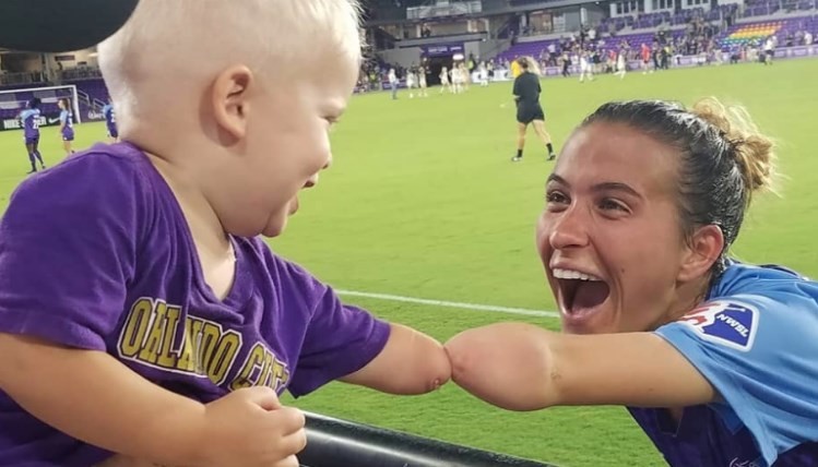 El conmovedor encuentro de una jugadora de fútbol y un nene que tienen el mismo problema físico en el brazo | Redes