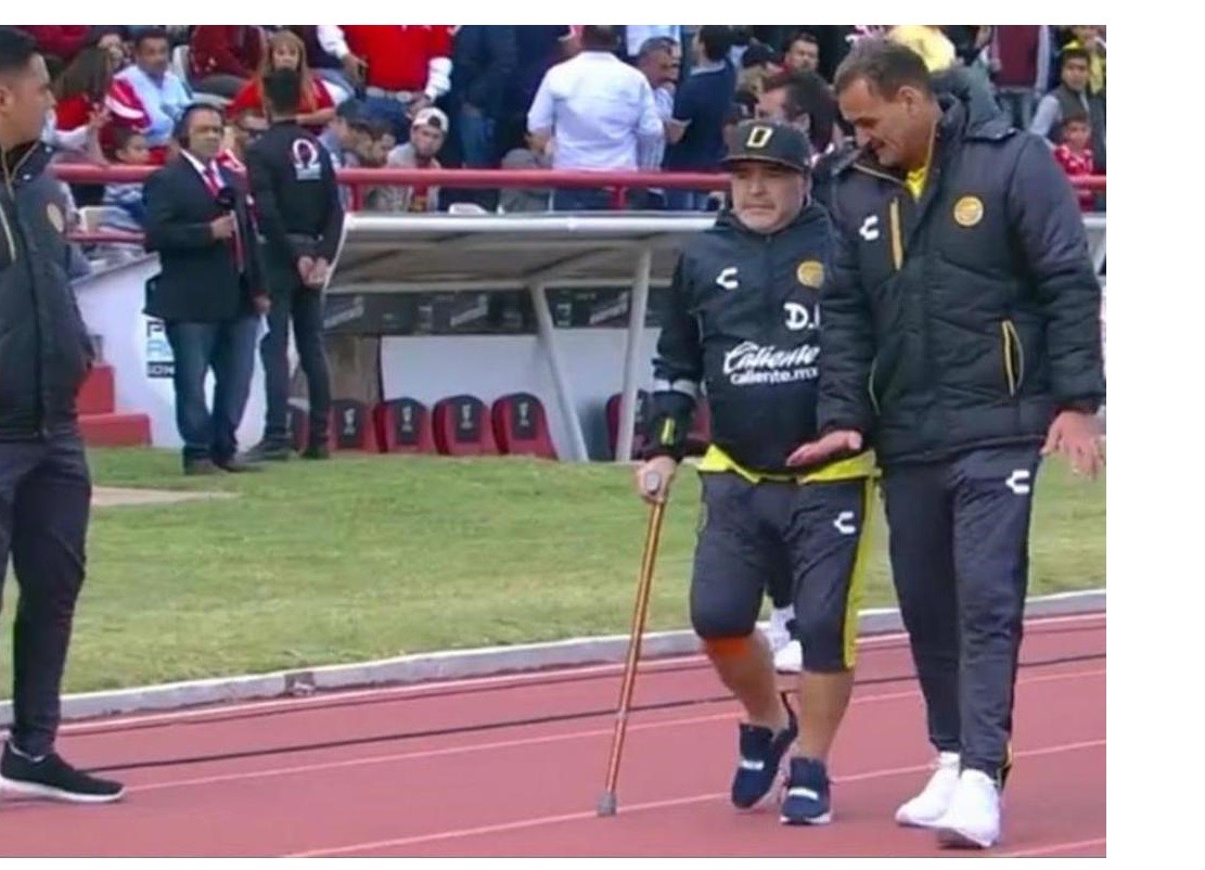 Operación exitosa a Maradona: le colocaron una prótesis en la rodilla para que pueda caminar | Deportes