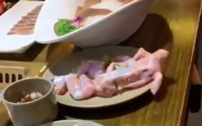 Video: el extraño pollo que estaba tan crudo que se escapó del plato | Redes