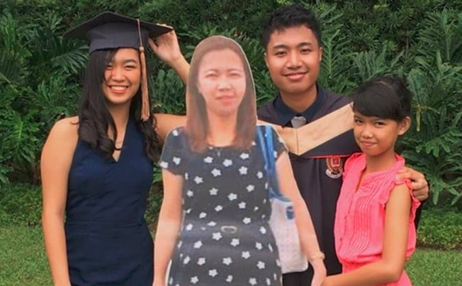 El joven que llevó una figura en tamaño real de su madre muerta a su graduación | Curiosidades