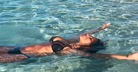 Antonela Roccuzzo se reunió con sus amigas en la playa y bailó al ritmo de Karina, La Princesita | Espectáculos