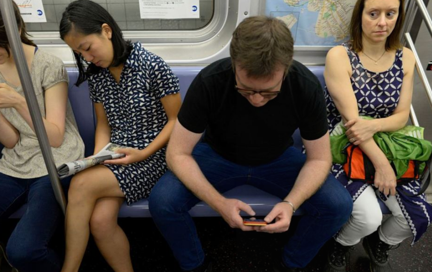 Crearon una "silla feminista" que enseña a los hombres a sentarse en el colectivo | Redes