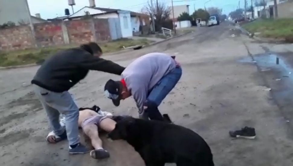Brutal golpiza a un joven en Lincoln: lo desnudaron, lo torturaron y lo humillaron | Actualidad