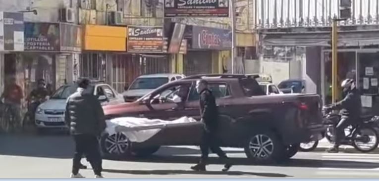 Video: se abrió la puerta de la morguera y un cuerpo cayó en la calle | Redes
